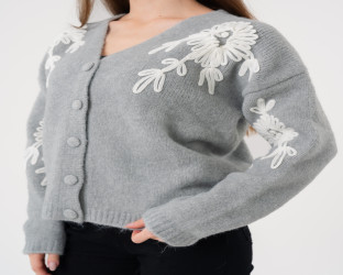 كارديغان صوف برقبة V مع تطريز زهري بارز Cardigan with Prominent Floral Embroidery and V-Neck