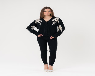 كارديغان صوف برقبة V مع تطريز زهري بارز Cardigan with Prominent Floral Embroidery and V-Neck