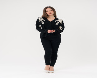 كارديغان صوف برقبة V مع تطريز زهري بارز Cardigan with Prominent Floral Embroidery and V-Neck