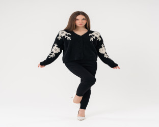 كارديغان صوف برقبة V مع تطريز زهري بارز Cardigan with Prominent Floral Embroidery and V-Neck