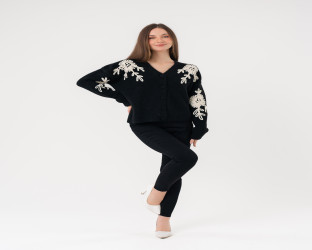 كارديغان صوف برقبة V مع تطريز زهري بارز Cardigan with Prominent Floral Embroidery and V-Neck