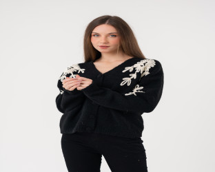 كارديغان صوف برقبة V مع تطريز زهري بارز Cardigan with Prominent Floral Embroidery and V-Neck