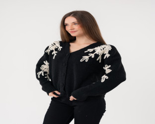 كارديغان صوف برقبة V مع تطريز زهري بارز Cardigan with Prominent Floral Embroidery and V-Neck