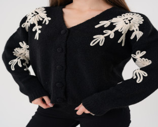 كارديغان صوف برقبة V مع تطريز زهري بارز Cardigan with Prominent Floral Embroidery and V-Neck