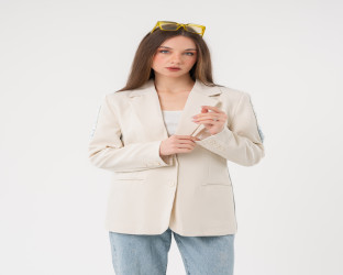 بليزر باللون البيج والدنيم Blazer in Beige and Denim