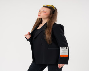 بليزر نسائي أسود مزدوج الأزرار Double-Breasted Blazer