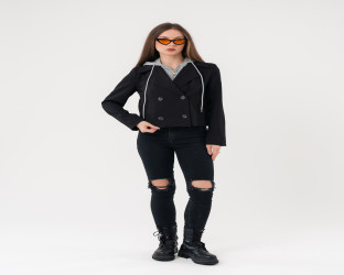 جاكيت قصير أسود مزدوج الأزرار مع غطاء رأس رياضي رمادي Cropped Double-Breasted Jacket with Detachable Gray Hoodie