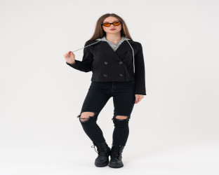 جاكيت قصير أسود مزدوج الأزرار مع غطاء رأس رياضي رمادي Cropped Double-Breasted Jacket with Detachable Gray Hoodie