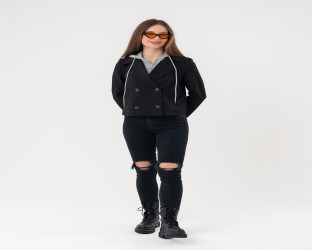 جاكيت قصير أسود مزدوج الأزرار مع غطاء رأس رياضي رمادي Cropped Double-Breasted Jacket with Detachable Gray Hoodie