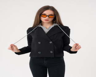 جاكيت قصير أسود مزدوج الأزرار مع غطاء رأس رياضي رمادي Cropped Double-Breasted Jacket with Detachable Gray Hoodie