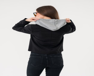 جاكيت قصير أسود مزدوج الأزرار مع غطاء رأس رياضي رمادي Cropped Double-Breasted Jacket with Detachable Gray Hoodie