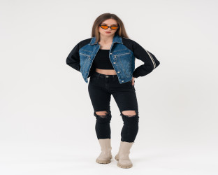 جاكيت دينم قصير بأكمام سوداء Cropped Denim Jacket with Black Sleeves