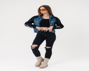 جاكيت دينم قصير بأكمام سوداء Cropped Denim Jacket with Black Sleeves