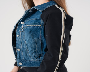 جاكيت دينم قصير بأكمام سوداء Cropped Denim Jacket with Black Sleeves
