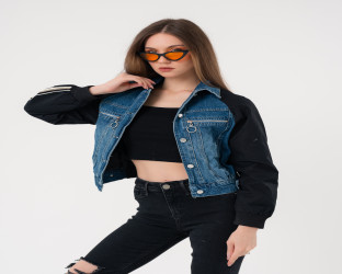 جاكيت دينم قصير بأكمام سوداء Cropped Denim Jacket with Black Sleeves