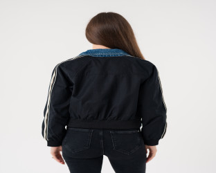 جاكيت دينم قصير بأكمام سوداء Cropped Denim Jacket with Black Sleeves