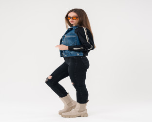 جاكيت دينم قصير بأكمام سوداء Cropped Denim Jacket with Black Sleeves