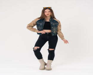 جاكيت دينم قصير بأكمام باللون الجملي Cropped Denim Jacket with Camel Sleeves
