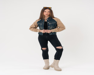 جاكيت دينم قصير بأكمام باللون الجملي Cropped Denim Jacket with Camel Sleeves