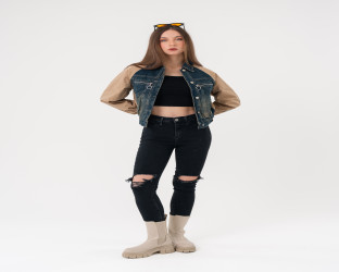 جاكيت دينم قصير بأكمام باللون الجملي Cropped Denim Jacket with Camel Sleeves