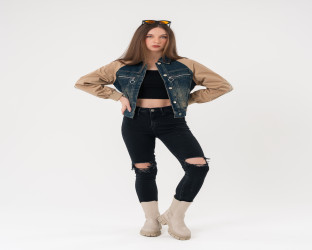 جاكيت دينم قصير بأكمام باللون الجملي Cropped Denim Jacket with Camel Sleeves