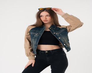 جاكيت دينم قصير بأكمام باللون الجملي Cropped Denim Jacket with Camel Sleeves