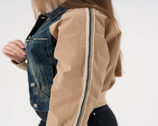 جاكيت دينم قصير بأكمام باللون الجملي Cropped Denim Jacket with Camel Sleeves