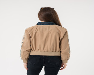 جاكيت دينم قصير بأكمام باللون الجملي Cropped Denim Jacket with Camel Sleeves