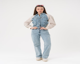 جاكيت دينم قصير بأكمام باللون العاجي Cropped Denim Jacket with Off White Sleeves