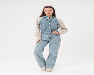 جاكيت دينم قصير بأكمام باللون العاجي Cropped Denim Jacket with Off White Sleeves