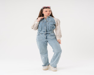 جاكيت دينم قصير بأكمام باللون العاجي Cropped Denim Jacket with Off White Sleeves