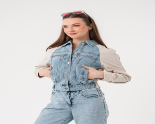 جاكيت دينم قصير بأكمام باللون العاجي Cropped Denim Jacket with Off White Sleeves