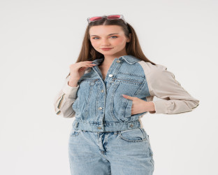 جاكيت دينم قصير بأكمام باللون العاجي Cropped Denim Jacket with Off White Sleeves