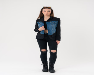 بليزر أسود بقصة ضيقة مع قماش الدينم Black Blazer with Denim Front
