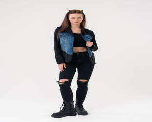 بليزر أسود بقصة ضيقة مع قماش الدينم Black Blazer with Denim Front
