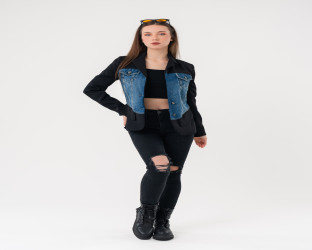 بليزر أسود بقصة ضيقة مع قماش الدينم Black Blazer with Denim Front
