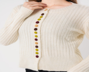 كارديغان صوفي بأزرار ملونة Cropped Knitted Cardigan