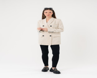 بليزر اوف وايت بقصة واسعة وطول متوسط Oversized Off White Blazer with Medium Length