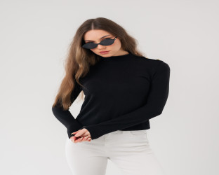 سويتر بياقة عالية وأزرار ذهبية High Collar Knitted Sweater with Golden Buttons