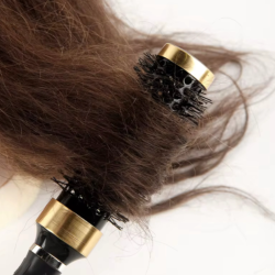 فرشاة شعر إسبانية دائرية من الألومنيوم والنايلون مع شعيرات ومقبض بلاستيكي Spanish Round Hair Brush – Aluminum & Nylon Barrel with Heat-Resistant Bristles
