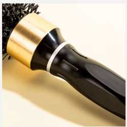 فرشاة شعر إسبانية دائرية من الألومنيوم والنايلون مع شعيرات ومقبض بلاستيكي Spanish Round Hair Brush – Aluminum & Nylon Barrel with Heat-Resistant Bristles