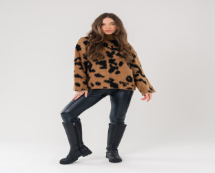 بلوفر صوفي فضفاض بياقة عالية وطبعة جلد النمر Turtleneck Sweater in Leopard Print