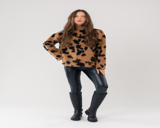 بلوفر صوفي فضفاض بياقة عالية وطبعة جلد النمر Turtleneck Sweater in Leopard Print