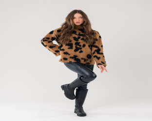 بلوفر صوفي فضفاض بياقة عالية وطبعة جلد النمر Turtleneck Sweater in Leopard Print
