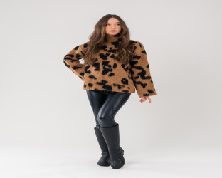 بلوفر صوفي فضفاض بياقة عالية وطبعة جلد النمر Turtleneck Sweater in Leopard Print