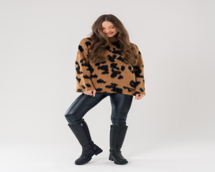 بلوفر صوفي فضفاض بياقة عالية وطبعة جلد النمر Turtleneck Sweater in Leopard Print