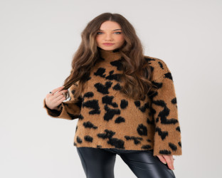 بلوفر صوفي فضفاض بياقة عالية وطبعة جلد النمر Turtleneck Sweater in Leopard Print