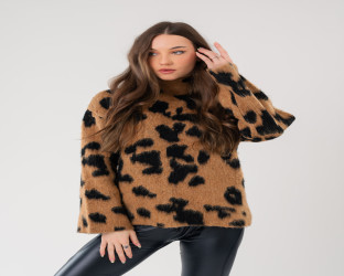 بلوفر صوفي فضفاض بياقة عالية وطبعة جلد النمر Turtleneck Sweater in Leopard Print