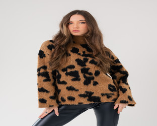 بلوفر صوفي فضفاض بياقة عالية وطبعة جلد النمر Turtleneck Sweater in Leopard Print