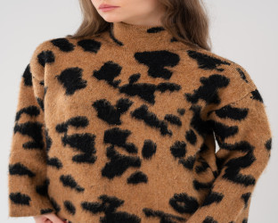 بلوفر صوفي فضفاض بياقة عالية وطبعة جلد النمر Turtleneck Sweater in Leopard Print